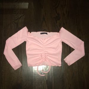 Cropped off shoulder pink top! 💕